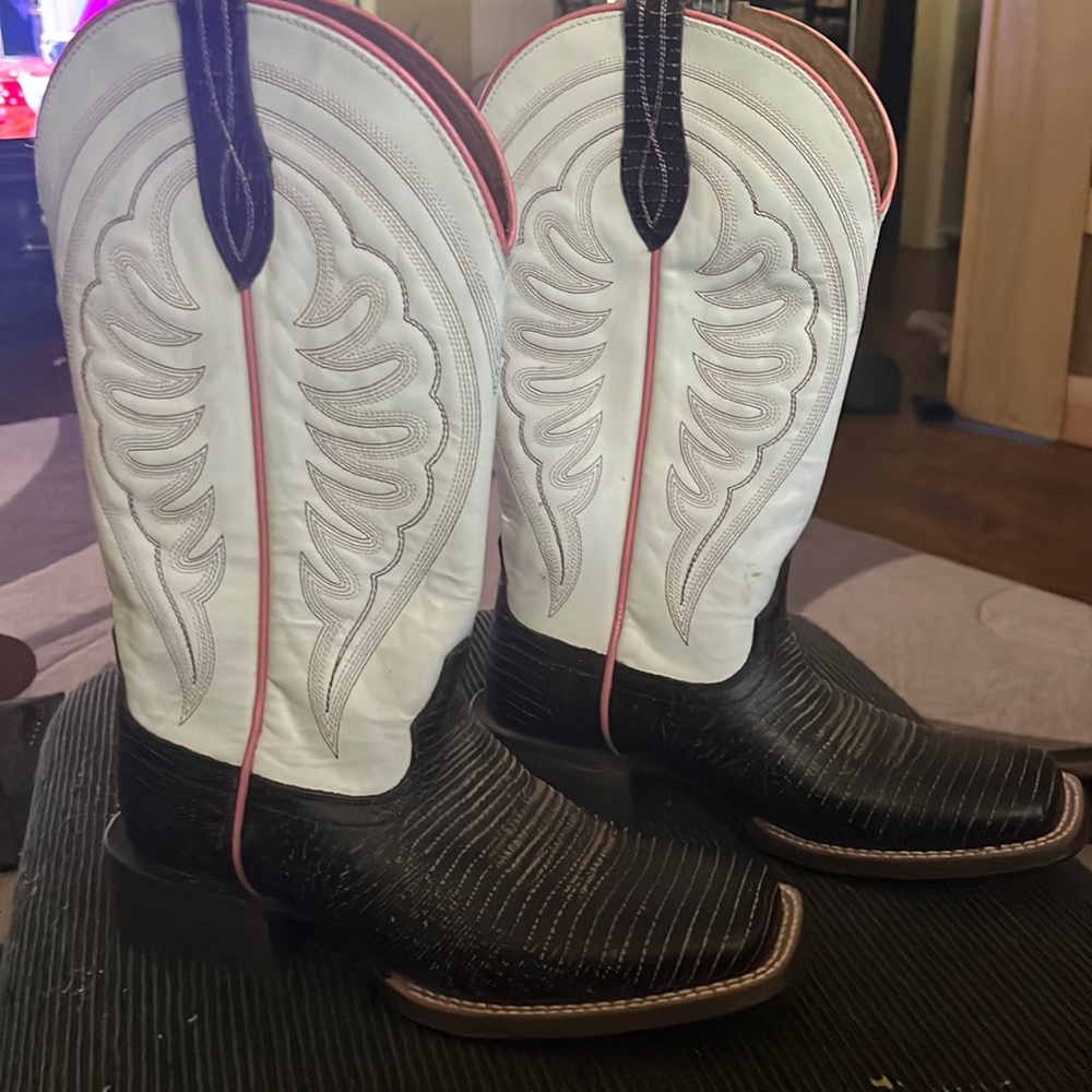 New artist boots worn once